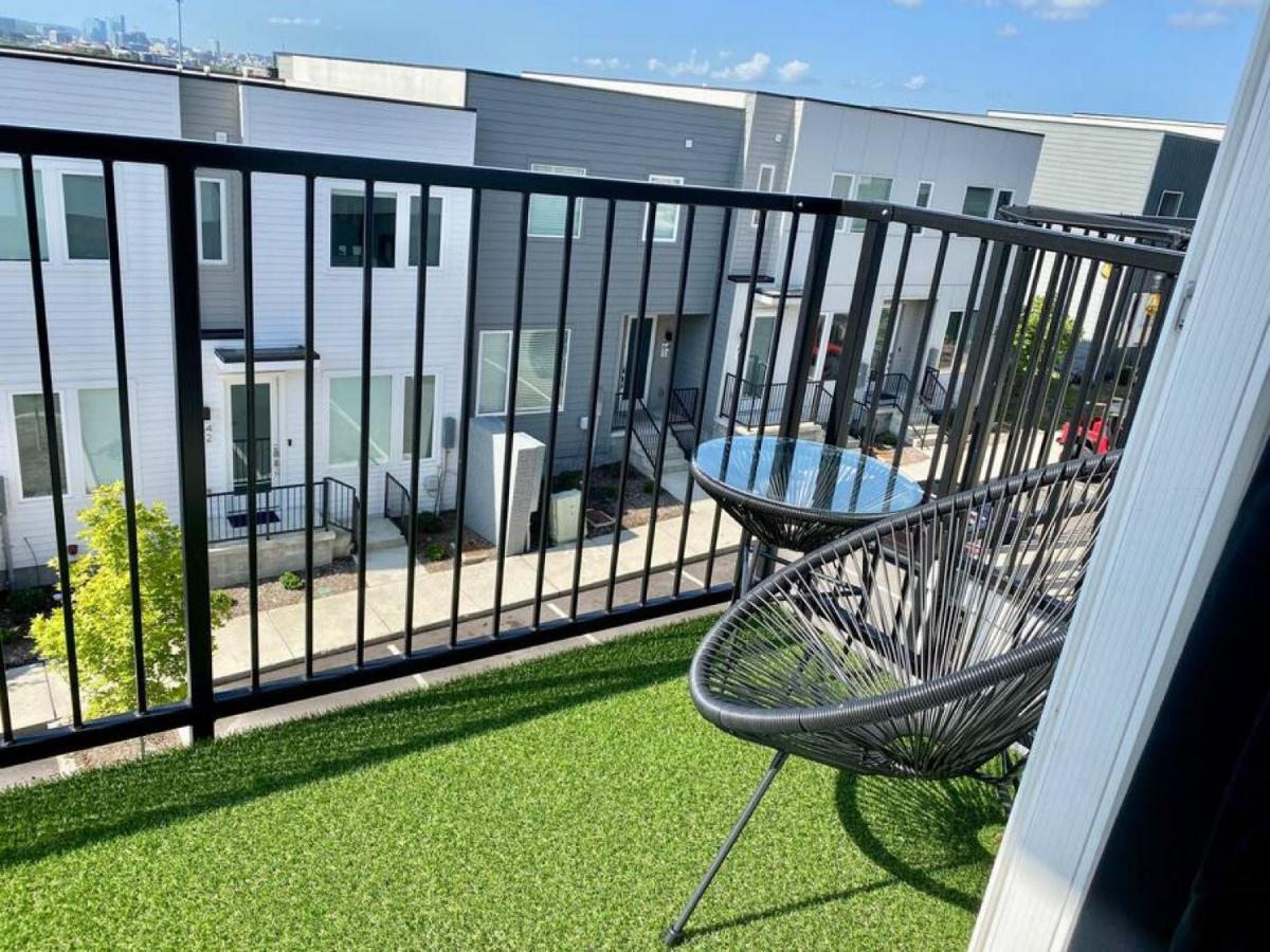 Big New And Modern With Skyline View Mural And Ping Pong Nashville Exterior foto