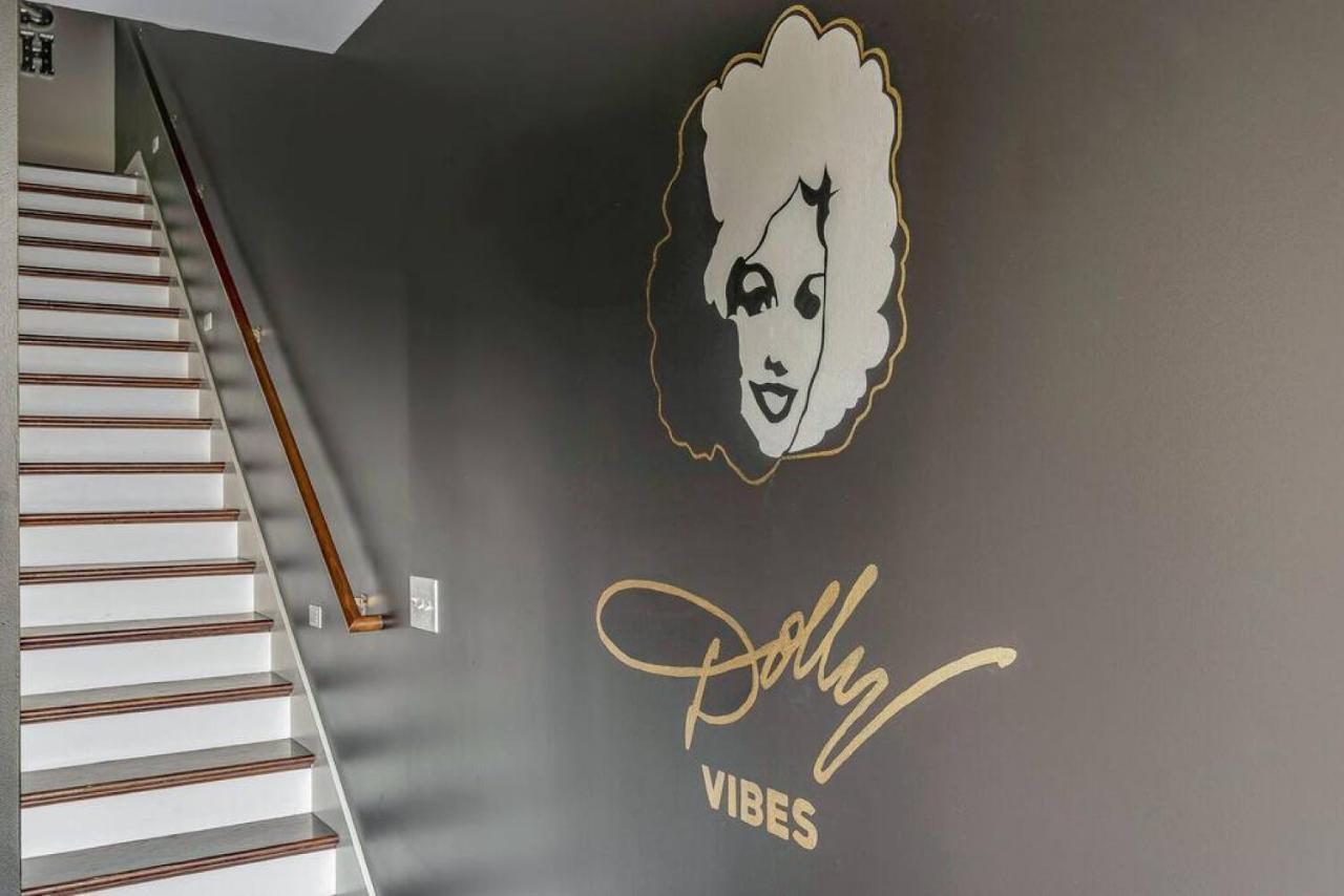 Big New And Modern With Skyline View Mural And Ping Pong Nashville Exterior foto